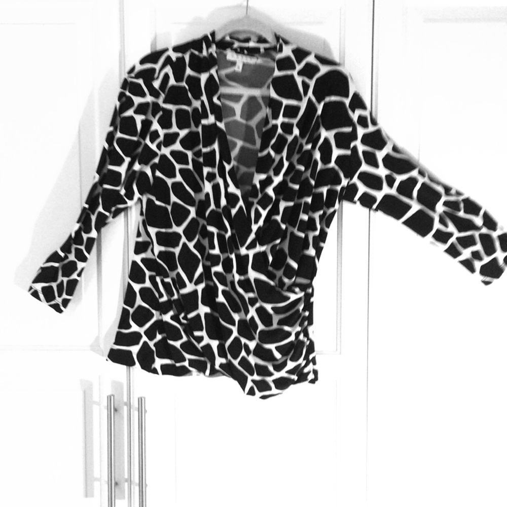 Chais New York luxuriously soft black & white top